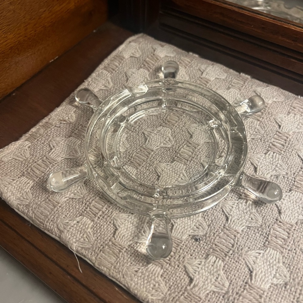 NO BRAND *Vintage* Boat Wheel Glass Ashtray Approx 4 inches‎ Diameter